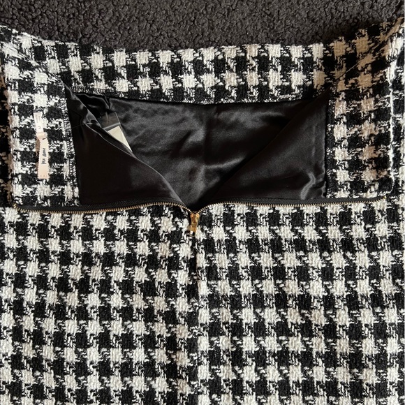 Francesca’s | Checkered Houndstooth Mini Skirt - Picture 6 of 10